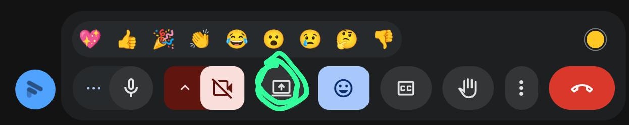 Barre du bas de Google Meet, l'icône de partage d'écran entourée en vert entre la caméra et les emojis